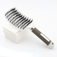 Masaje del cuero cabelludo con cepillo para el cabello